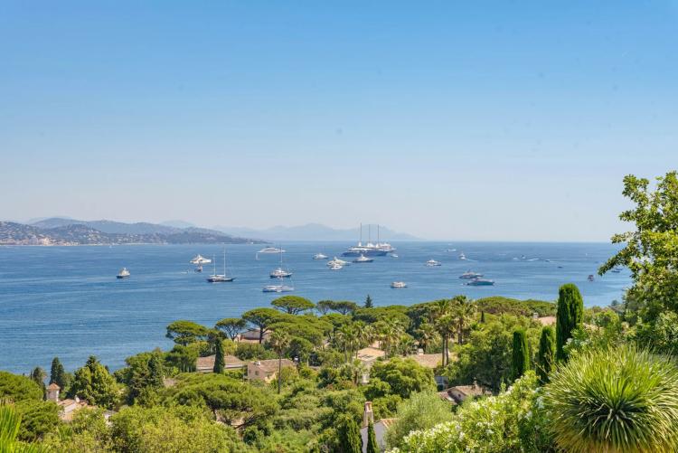 Villa contemporaine avec vue mer panoramique proche de Saint-Tropez
