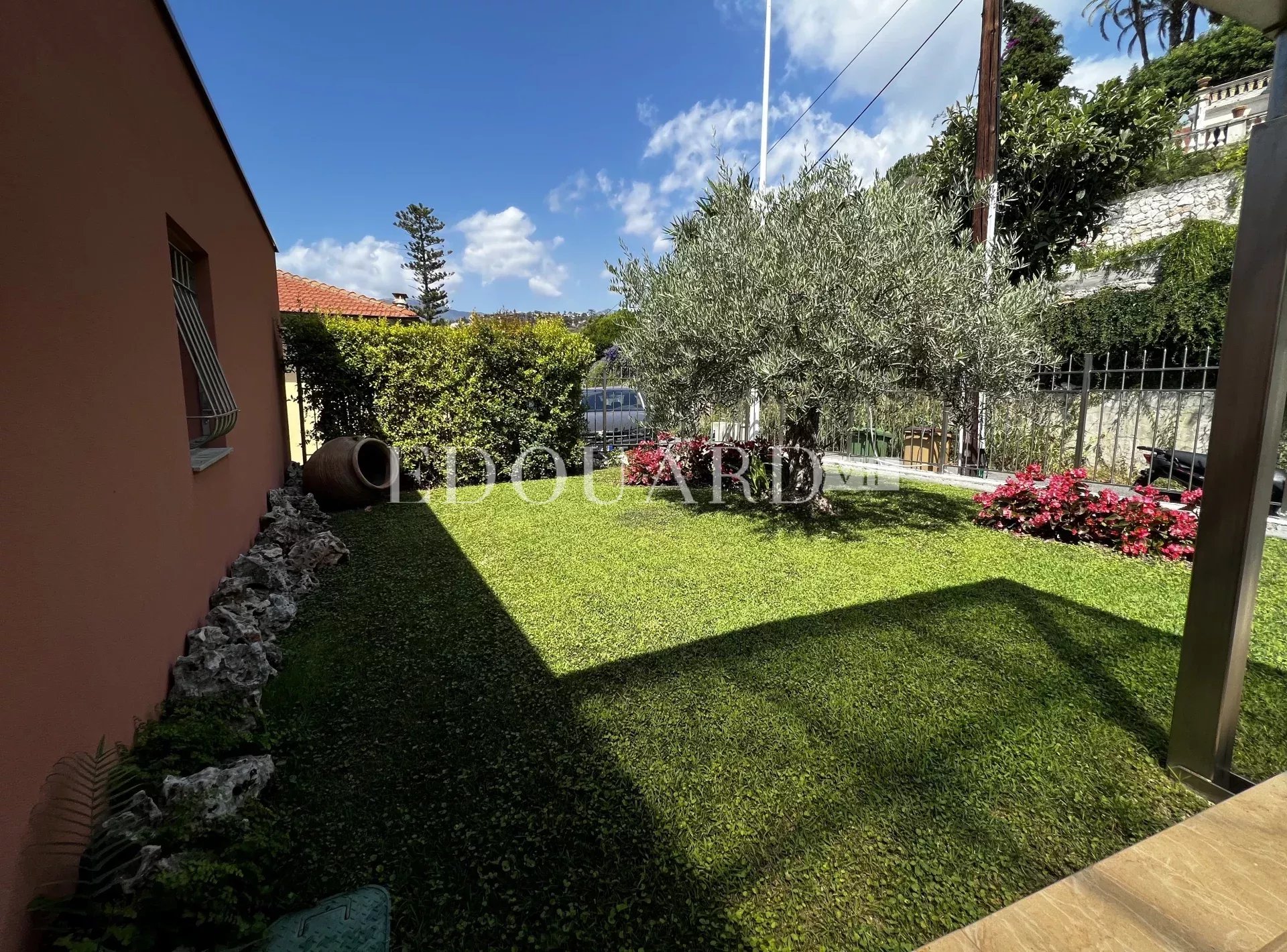Magnifique quatre pièces avec grande terrasse et superbe vue mer, au dernier étage d’un immeuble neuf avec piscine