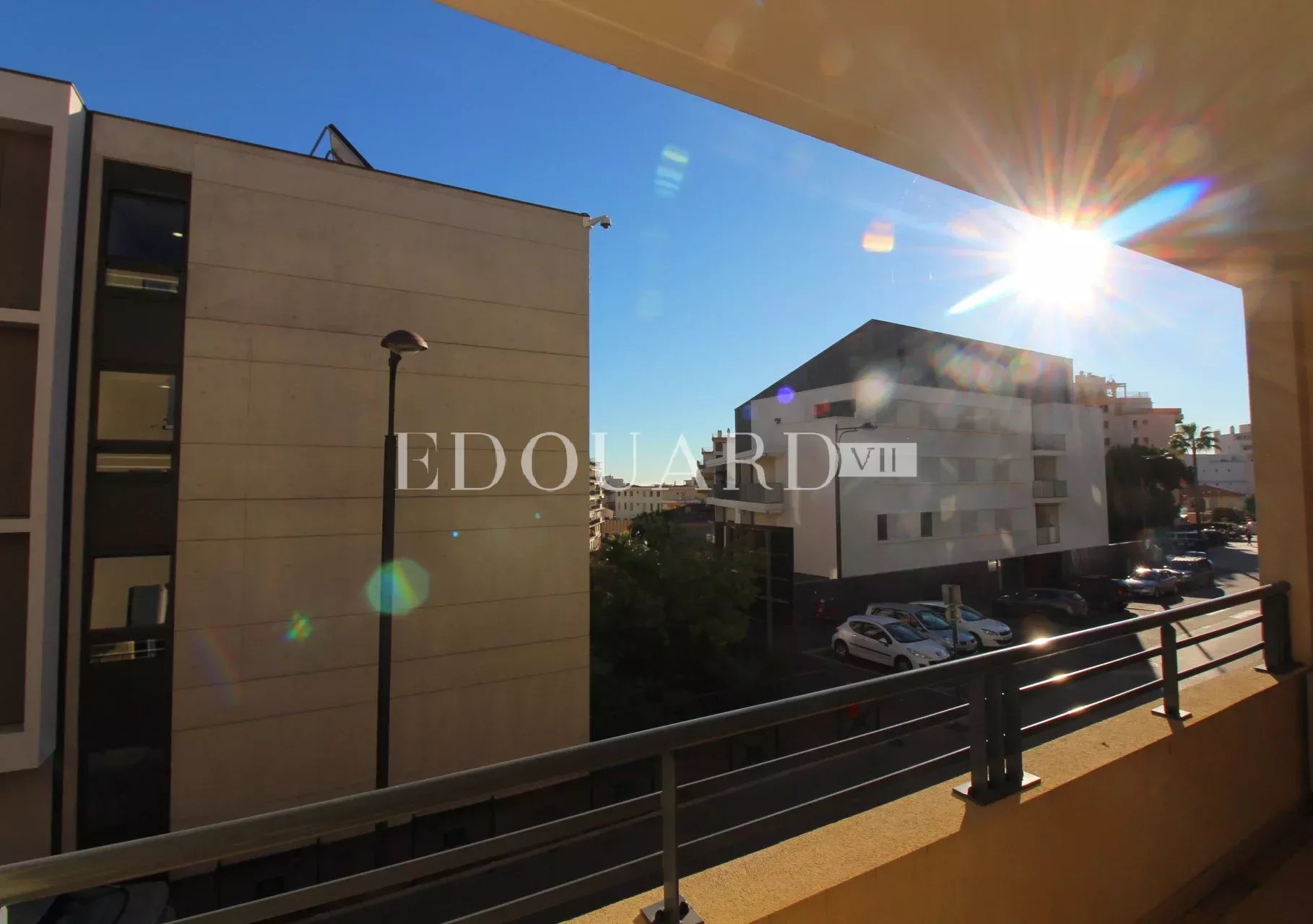 En exclusivité deux pièces avec terrasse et possibilité garage, au premier étage d’un immeuble récent