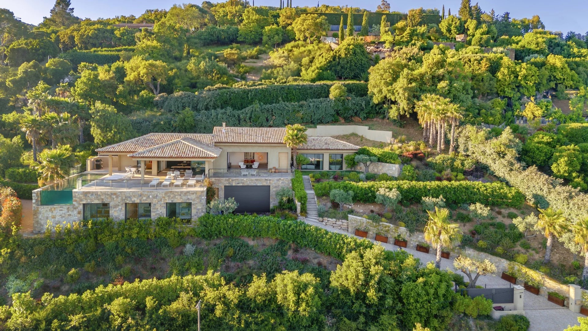 Villa neuve avec vue mer panoramique à vendre à Beauvallon