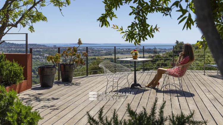 Rare villa d’architecte 5 chambres vue mer quartier du Capitou à Mandelieu