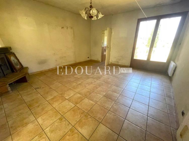 Proche du centre de La Turbie, à vendre maison de village de 180 m² à rénover, divisée en quatre appartements