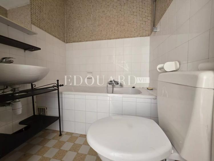 Deux pièces à rénover, avec grande terrasse et agréable vue dégagée, en plein centre de Carnolès