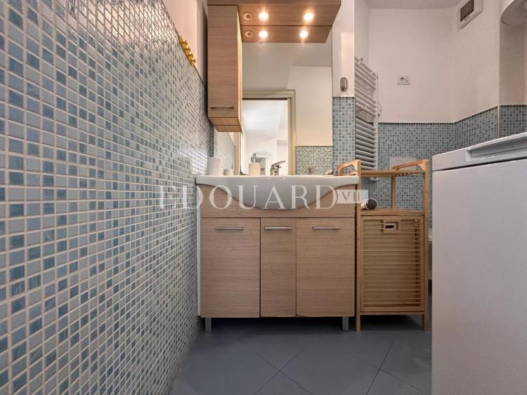 En exclusivité deux pièces en bon état avec terrasse, dans bel immeuble recent en plein centre de Menton