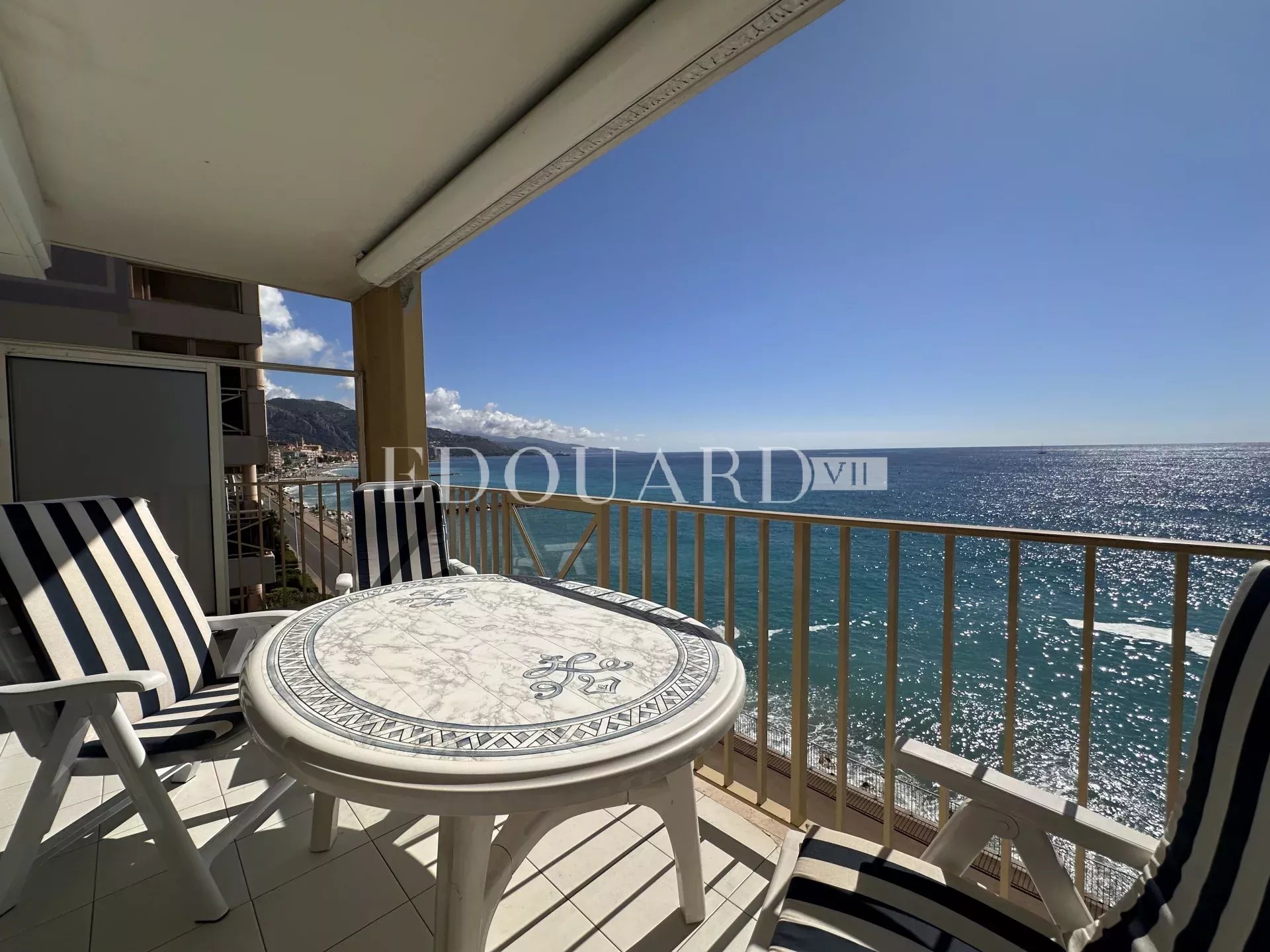 Trois pièces avec terrasse, magnifique vue mer panoramique et double garage
