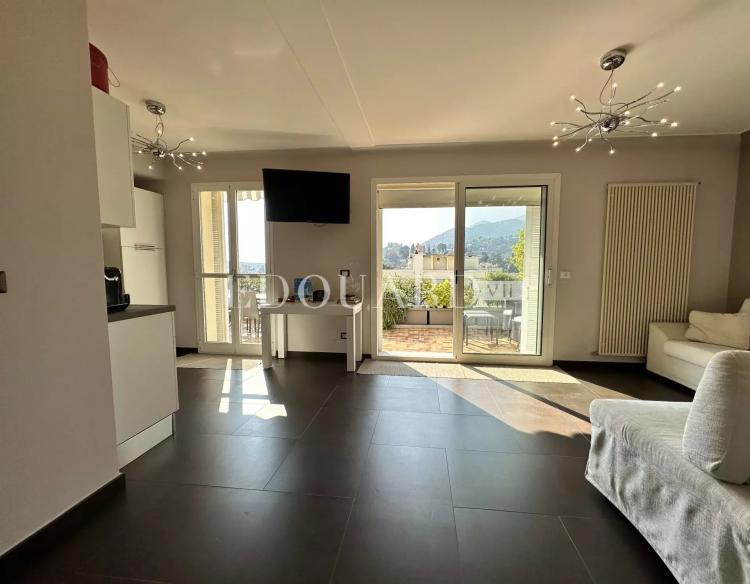 Penthouse avec spectaculaire terrasse, belle vue panoramique jusqu'à la mer, possibilité garage