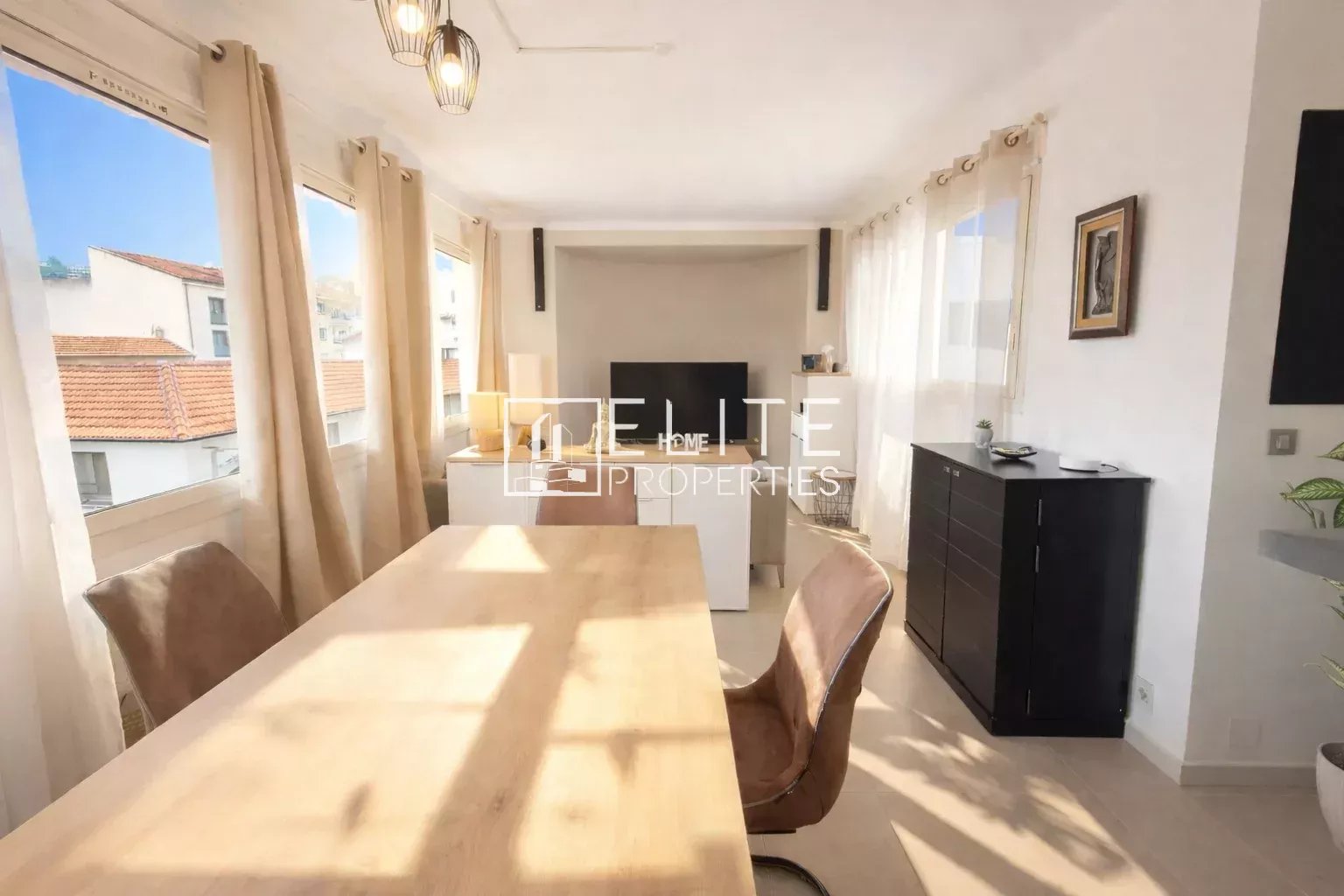 EXEPTIONNEL APPARTEMENT T5 en DUPLEX 109m² + TOIT TERRASSE de 75m² à VALLAURIS avec Garage.