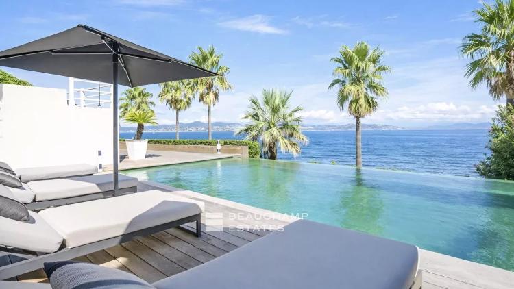 Villa pieds dans l’eau au coeur des Parcs de Saint-Tropez