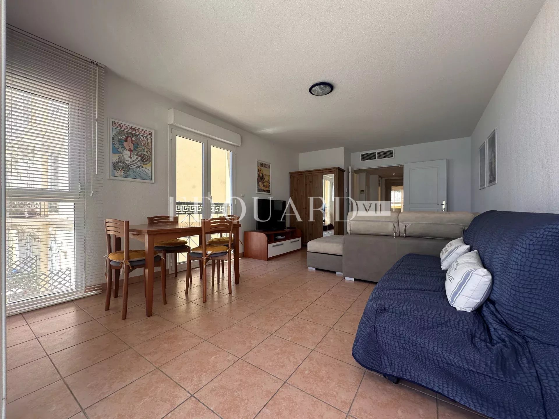 En exclusivité deux pièces à vendre avec terrasse et splendide vue mer, dans immeuble face aux plages