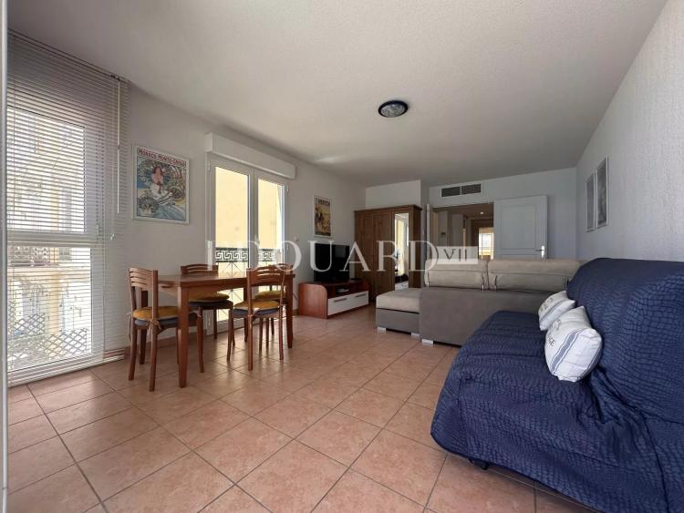 En exclusivité deux pièces à vendre avec terrasse et splendide vue mer, dans immeuble face aux plages