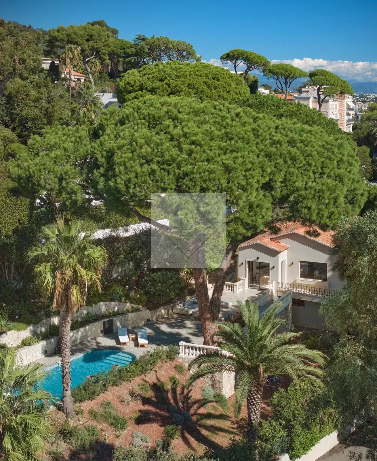 Villa de luxe à Cannes : Écrin d'élégance avec vue mer panoramique dans un domaine privé