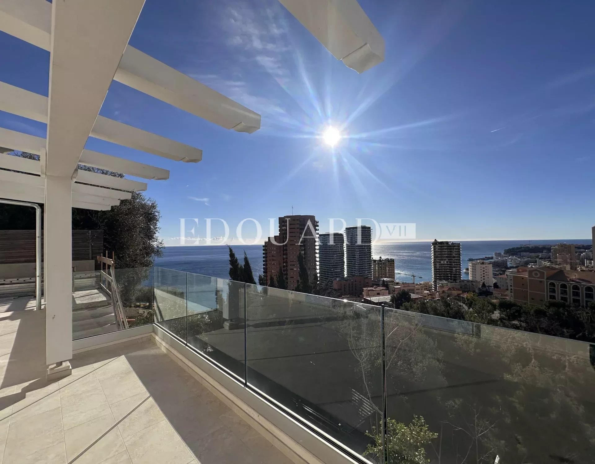 Superbe quatre pièces soigneusement rénové avec vastes terrasses, jardin, vue mer panoramique et parking