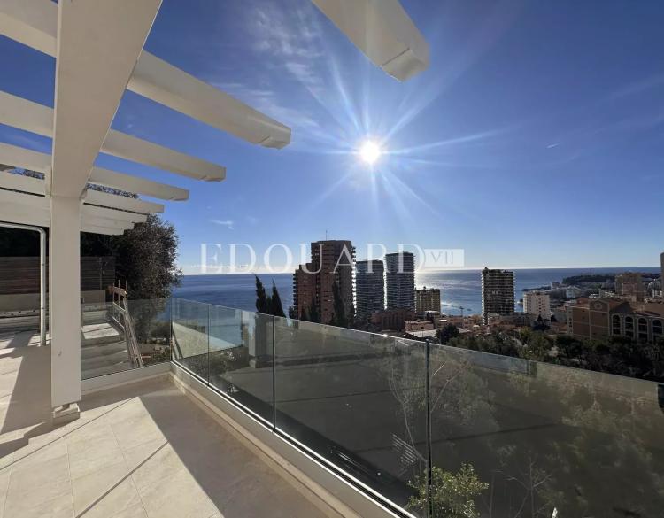 Superbe quatre pièces soigneusement rénové avec vastes terrasses, jardin, vue mer panoramique et parking