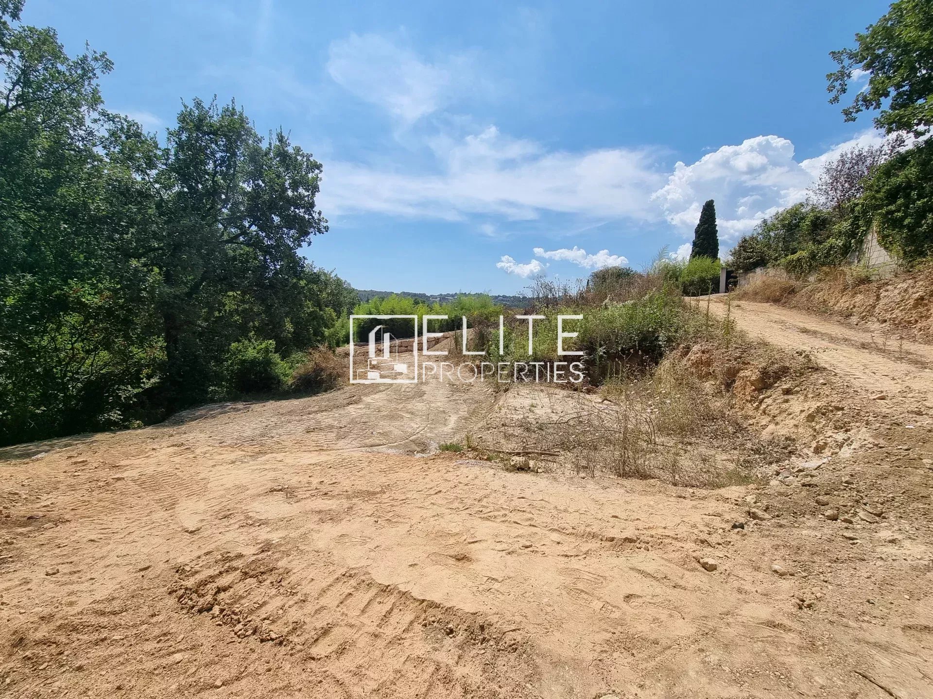 TERRAIN CONSTRUCTIBLE 1570m² AU CALME PEYMEINADE
