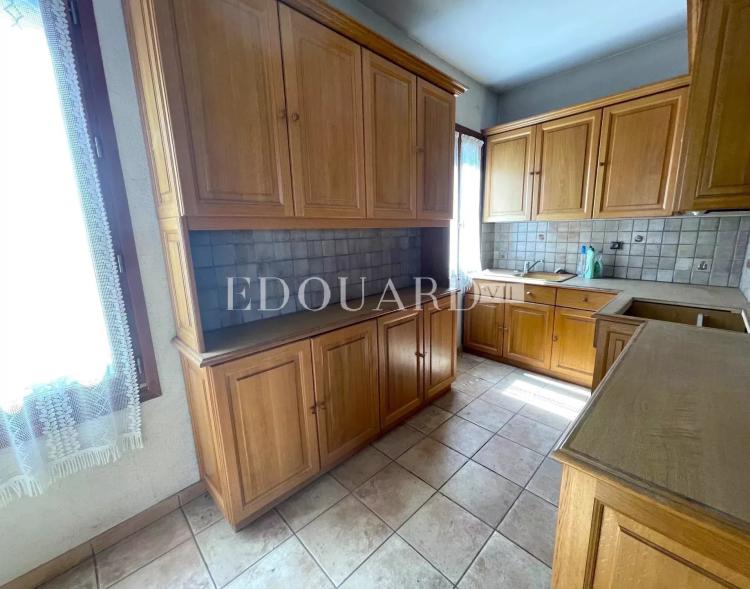 Proche du centre de La Turbie, à vendre maison de village de 180 m² à rénover, divisée en quatre appartements