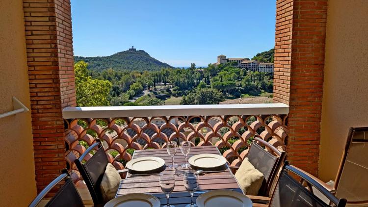 A VENDRE AGAY CAP ESTEREL LE VILLAGE 2 PIECES VUE MER. PARKING