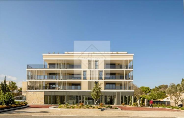 Dernier étage – Appartement 4 pièces neuf avec vue mer à Antibes