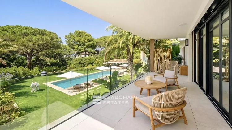 Villa contemporaine ultra luxueuse dans le prestigieux domaine des Parcs de Saint-Tropez.
