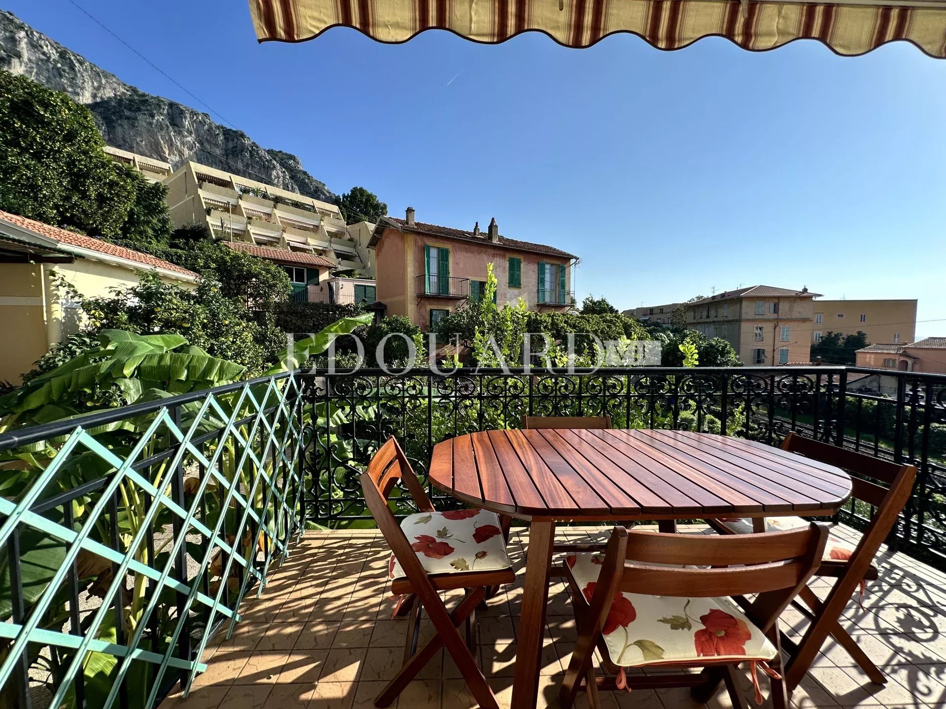 En exclusivité deux pièces avec terrasse et vue panoramique, au cœur du splendide quartier de Garavan