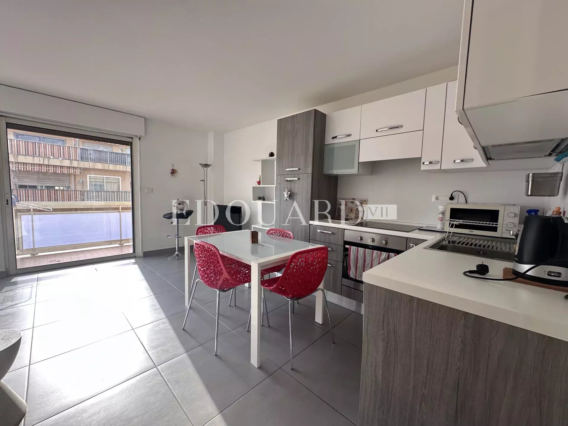 En exclusivité charmant studio finement rénové avec  balcon, vue mer latérale et possibilité garage