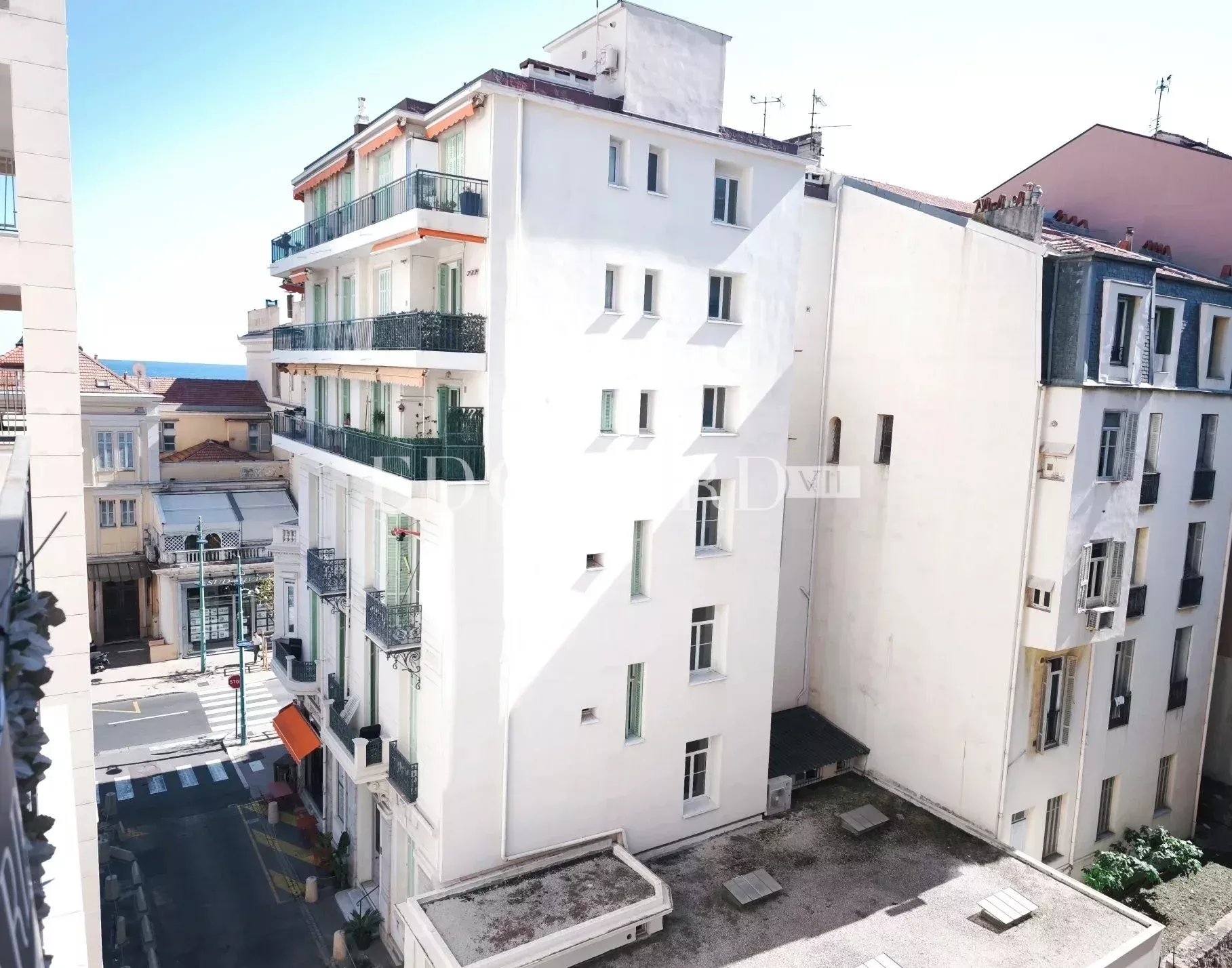 Studio avec terrasse et cave, au cinquième étage d'un immeuble récent dans le carré d'or de Menton