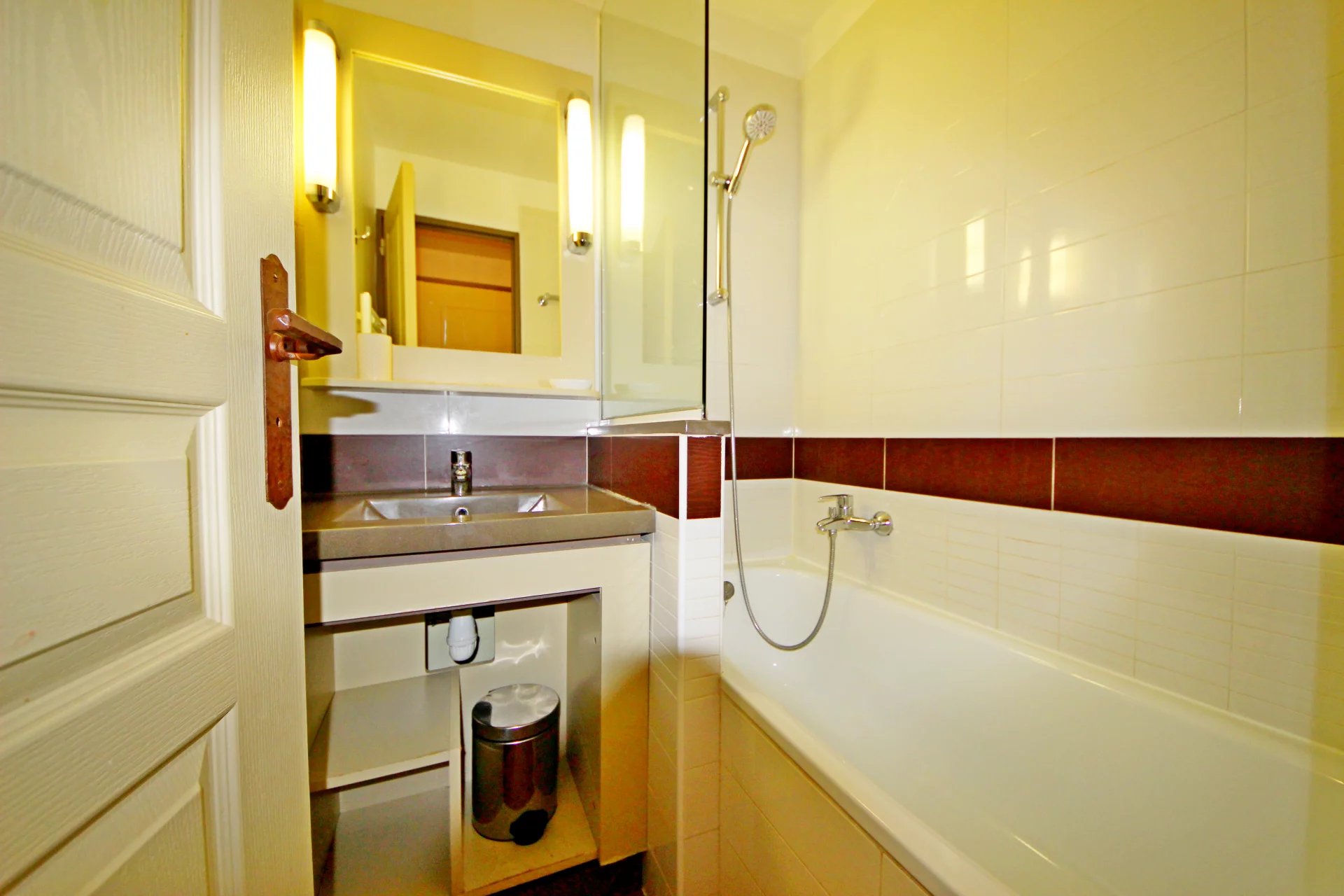 AGAY CAP ESTEREL 2 PIECES ETAGE ET PARKING