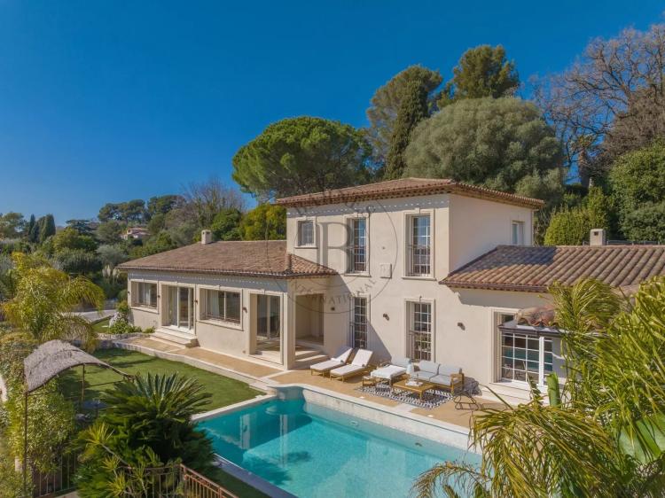 MOUGINS - VILLA NÉO-PROVENÇALE - VUE PANORAMIQUE