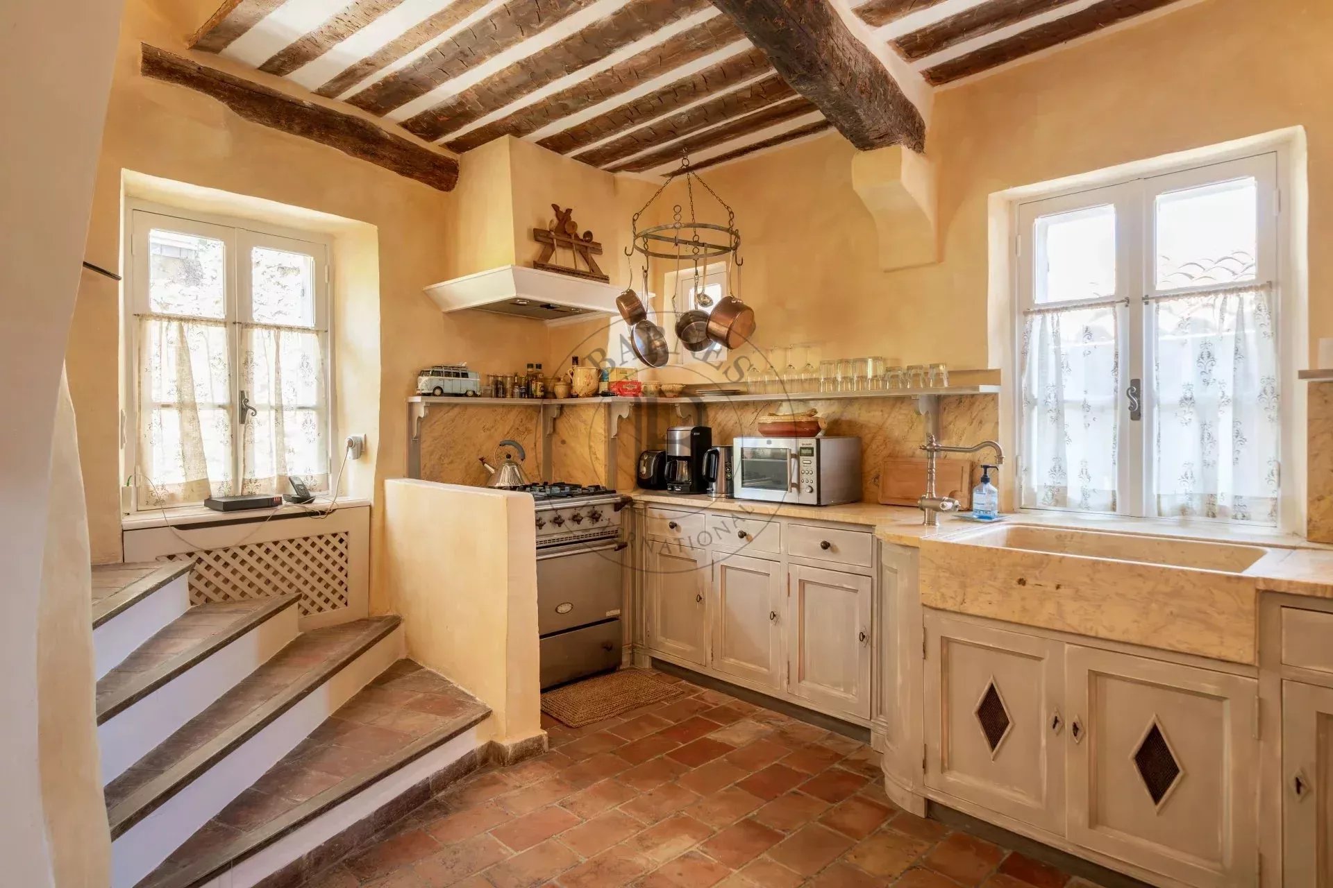 MOUGINS- MAISON DE VILLAGE- PROCHE DES COMMODITÉS