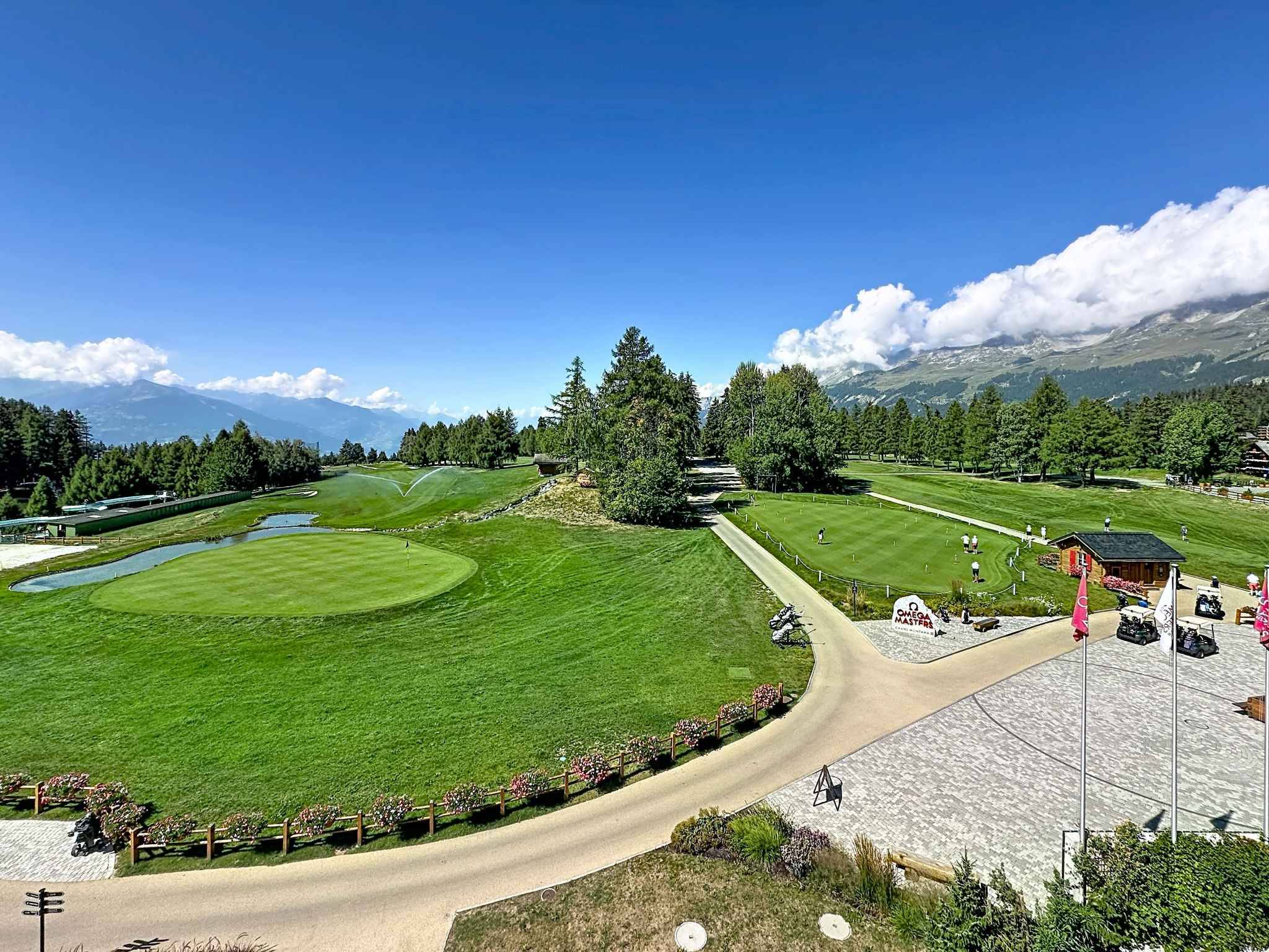 Situation exceptionnelle - 4.5 pièces avec vue imprenable sur le golf et studio indépendant
