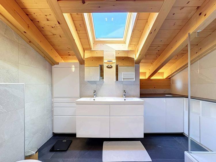 CHALET DE 15,5 PIÈCES
COMPOSÉ DE TROIS APPARTEMENTS INDÉPENDANTS
