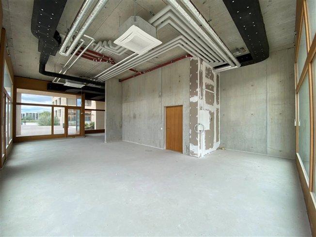 Schöner Gehweg mit Terrasse