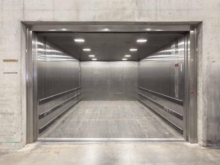 Magnifique dépôt Logistique de 1'000m² avec Quais de Déchargement