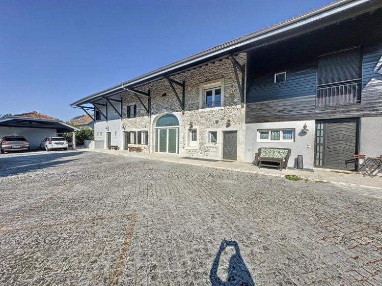 Villa mitoyenne de 7 pièces avec cachet – Chavannes des Bois