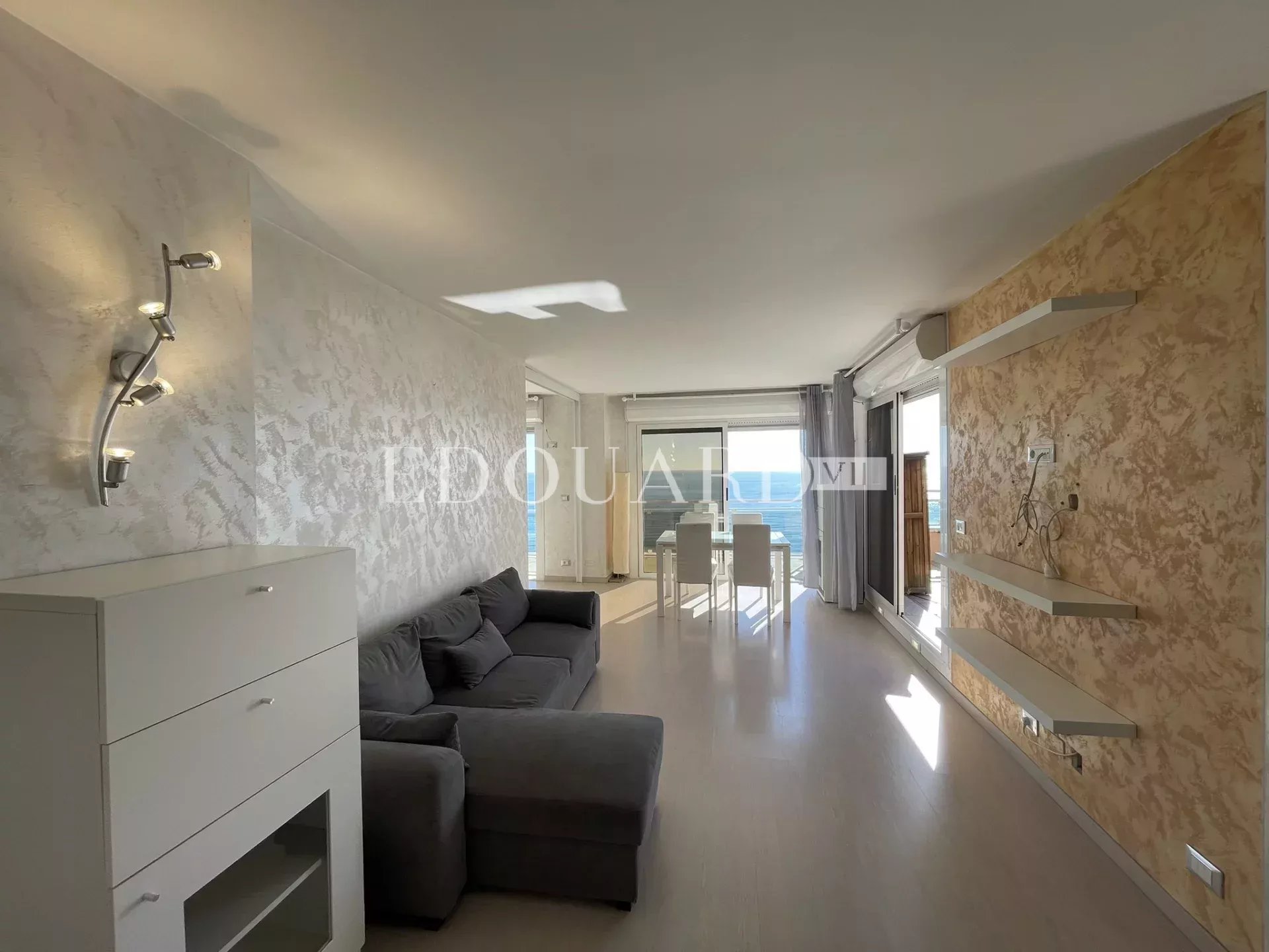 Superbe deux pièces en dernier étage avec spectaculaire terrasse, splendide vue mer et garage. Exclusivité