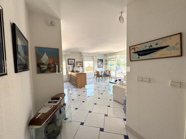 En exclusivité trois pièces à vendre avec terrasse, belle vue dégagée et garage