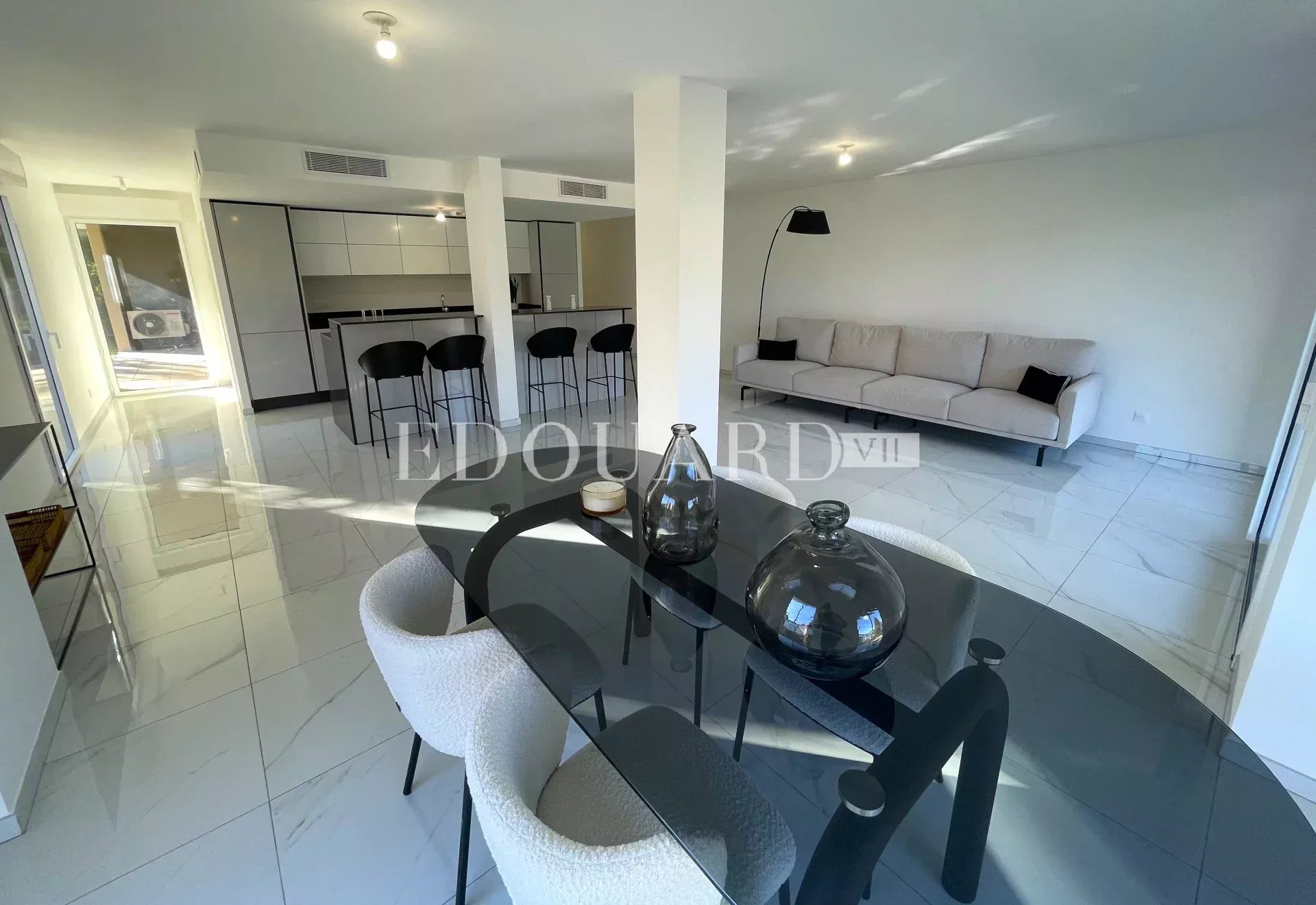 Dans un immeuble neuf, à vendre vaste trois pièces avec belle vue dégagée, terrasse et jardin