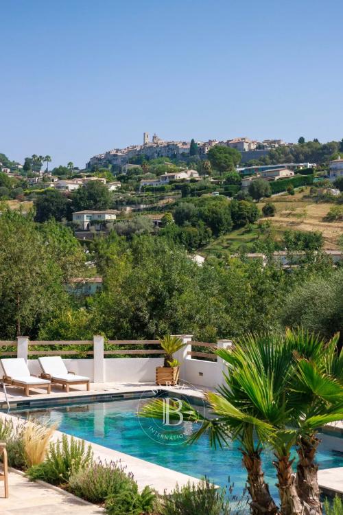 Élégante villa rénovée avec vue panoramique sur Saint-Paul de Vence