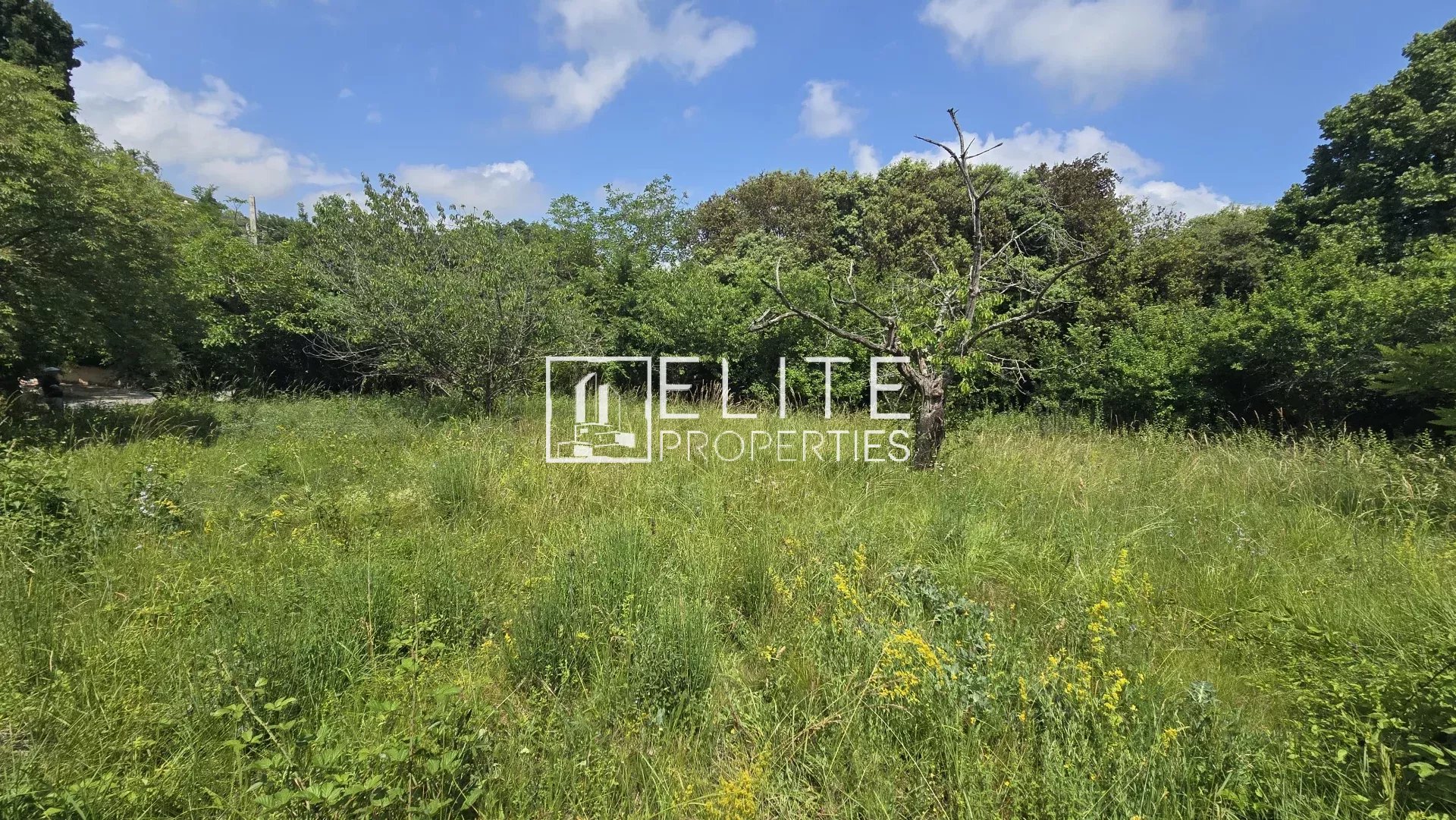 TERRAIN CONSTRUCTIBLE DE 2170m² CABRIS