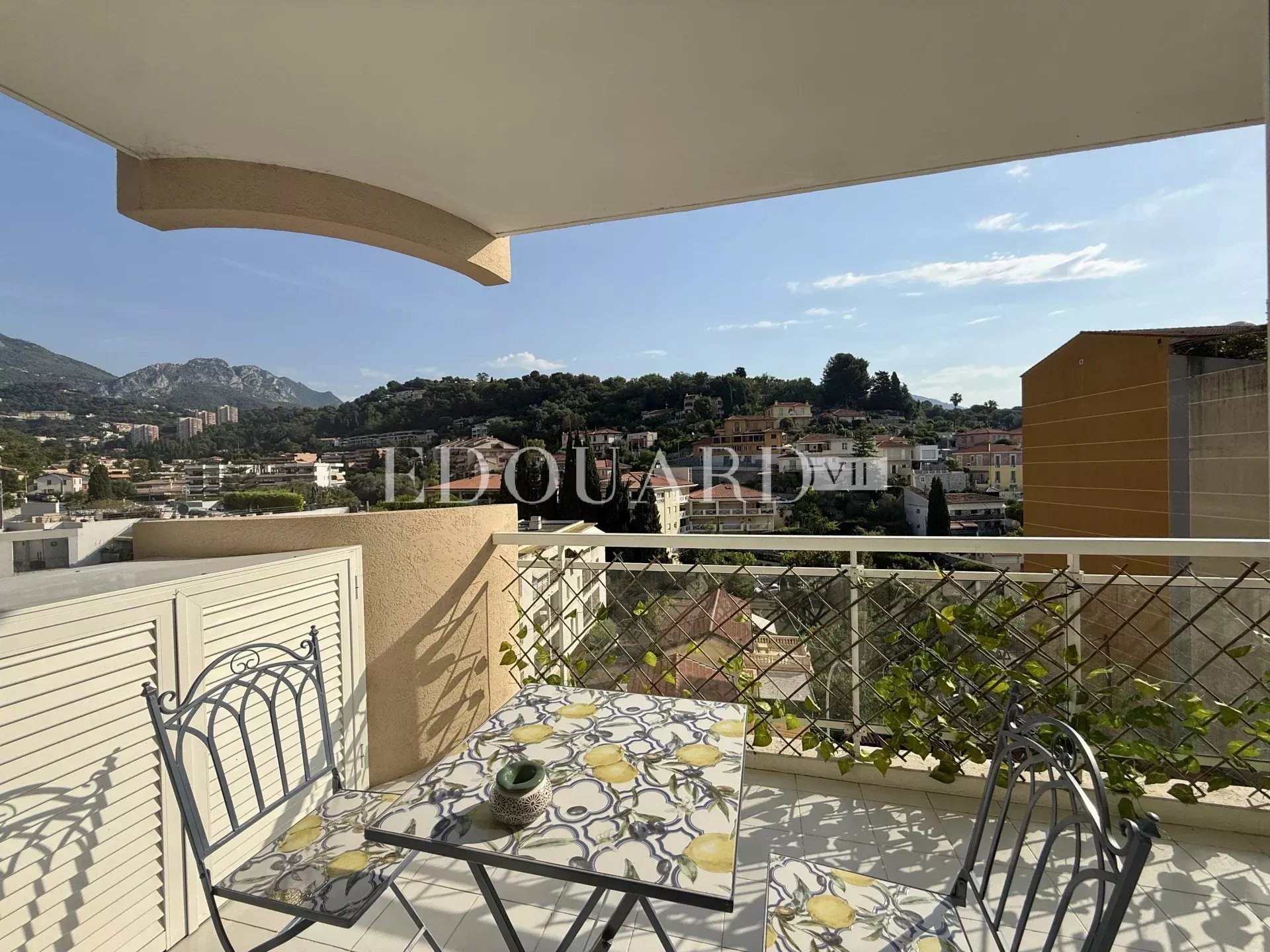 Sur la commune de Roquebrune Cap Martin, trois pièces avec terrasse, belle vue dégagée et grand garage