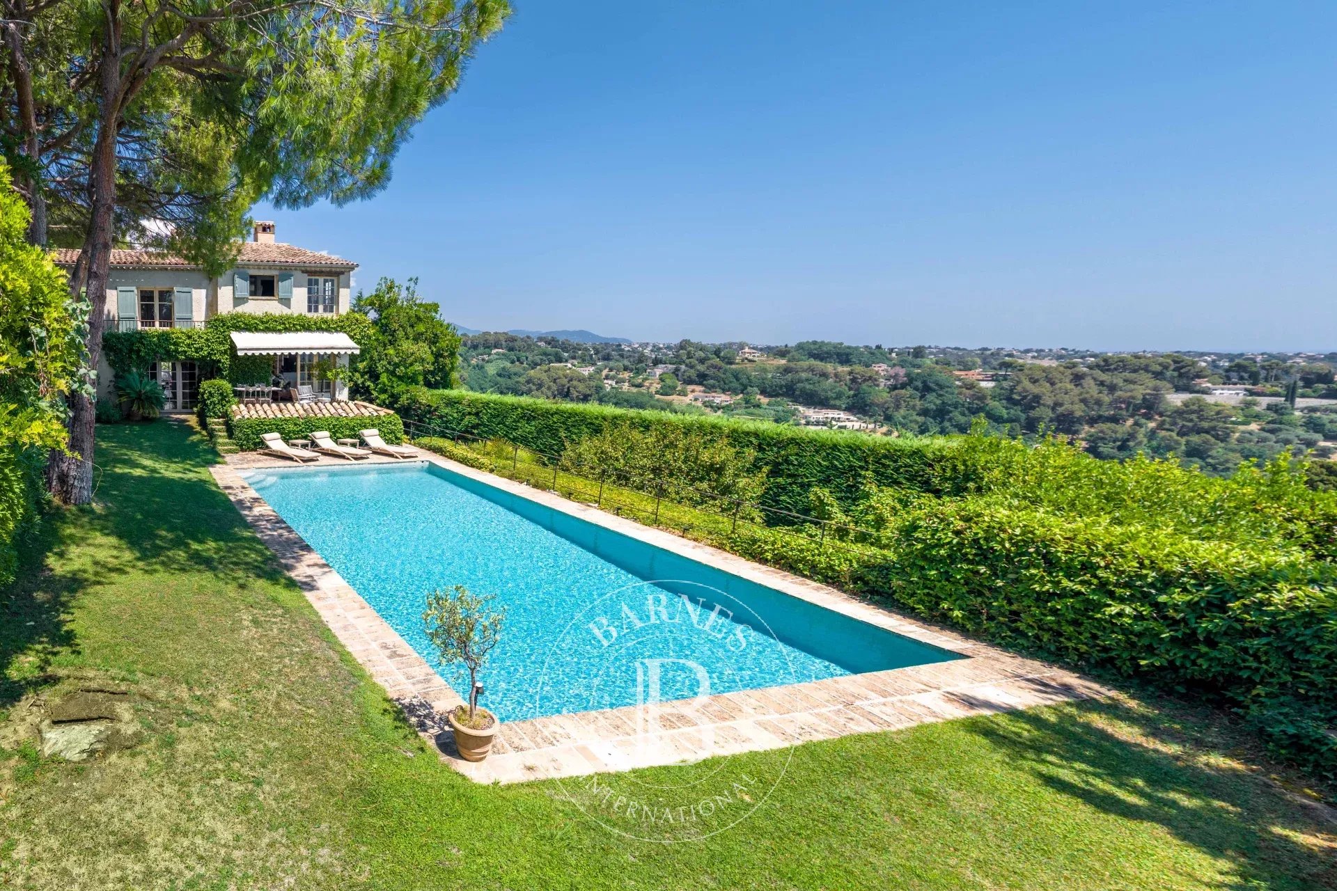 Saint-Paul-de-Vence – Propriété de charme avec vue panoramique au cœur d’un domaine sécurisé