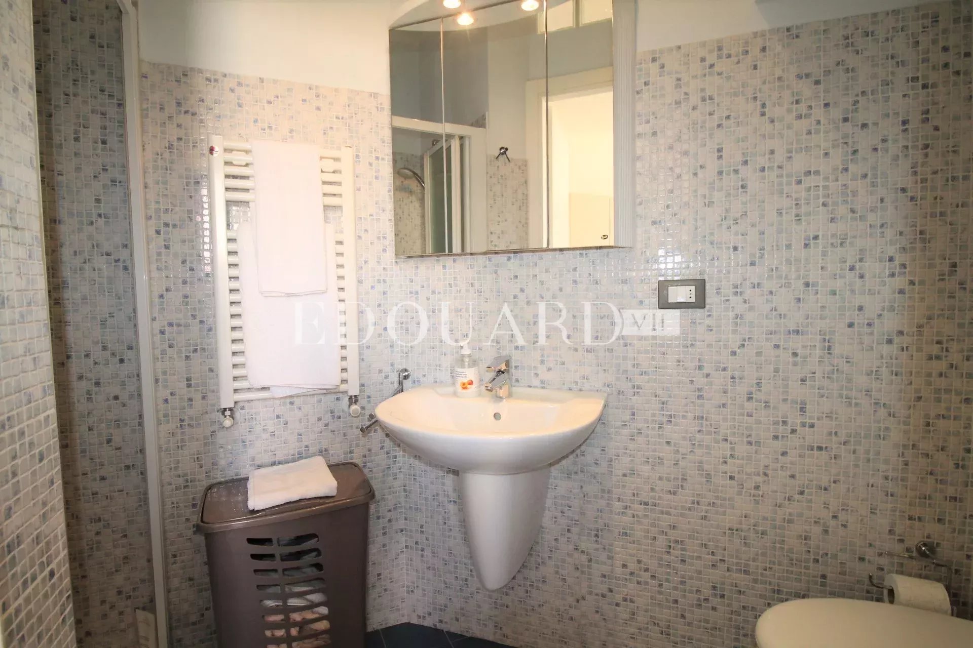 En exclusivité deux pièces en bon état dans magnifique immeuble bourgeois en plein centre de Menton