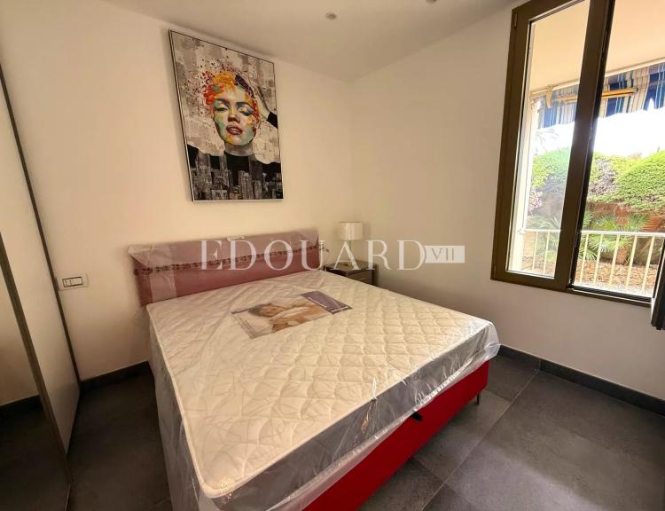 Charmant deux pièces à vendre avec terrasse et cave, dans un petit immeuble à quelques pas des plages