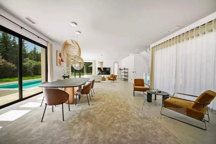 Élégante Villa à Mougins avec Piscine et Jardin Verdoyant
