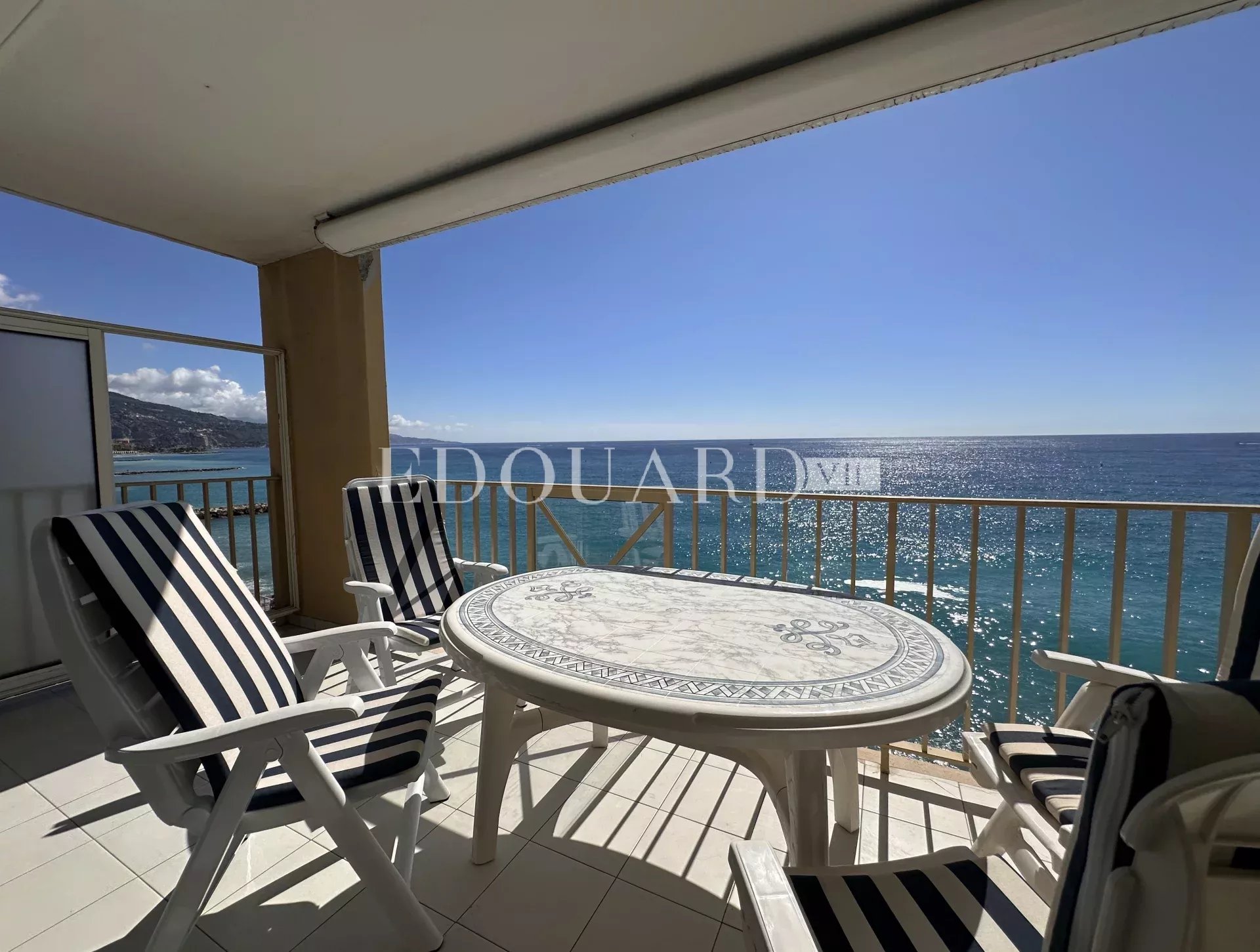 Trois pièces avec terrasse, magnifique vue mer panoramique et double garage
