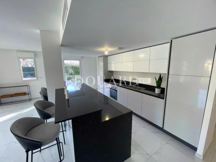 Dans un immeuble neuf, à vendre vaste trois pièces avec belle vue dégagée, terrasse et jardin