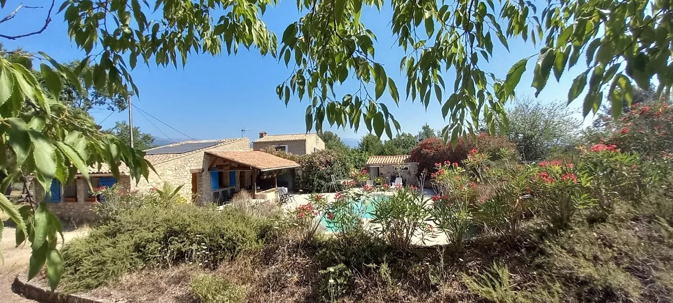 Propriété d’Exception à Vendre – 6 600 m² avec Piscine et 3 Bâtiments
