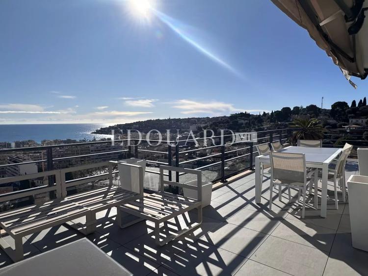 Superbe trois pièces en dernier étage avec spectaculaire terrasse et magnifique vue mer panoramique