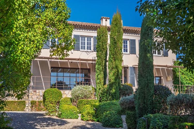 MOUGINS – BASTIDE RÉNOVÉE – PROCHE GOLF ET ÉCOLES INTERNATIONALES