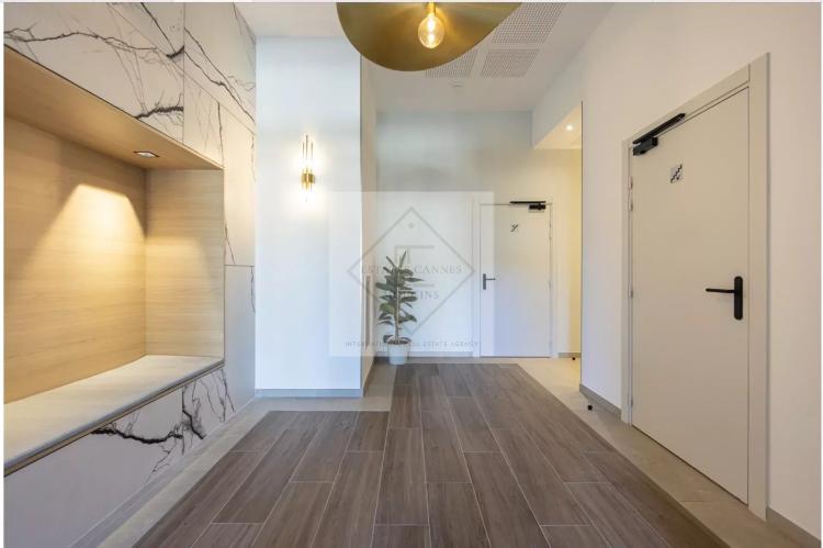Dernier étage – Appartement 4 pièces neuf avec vue mer à Antibes