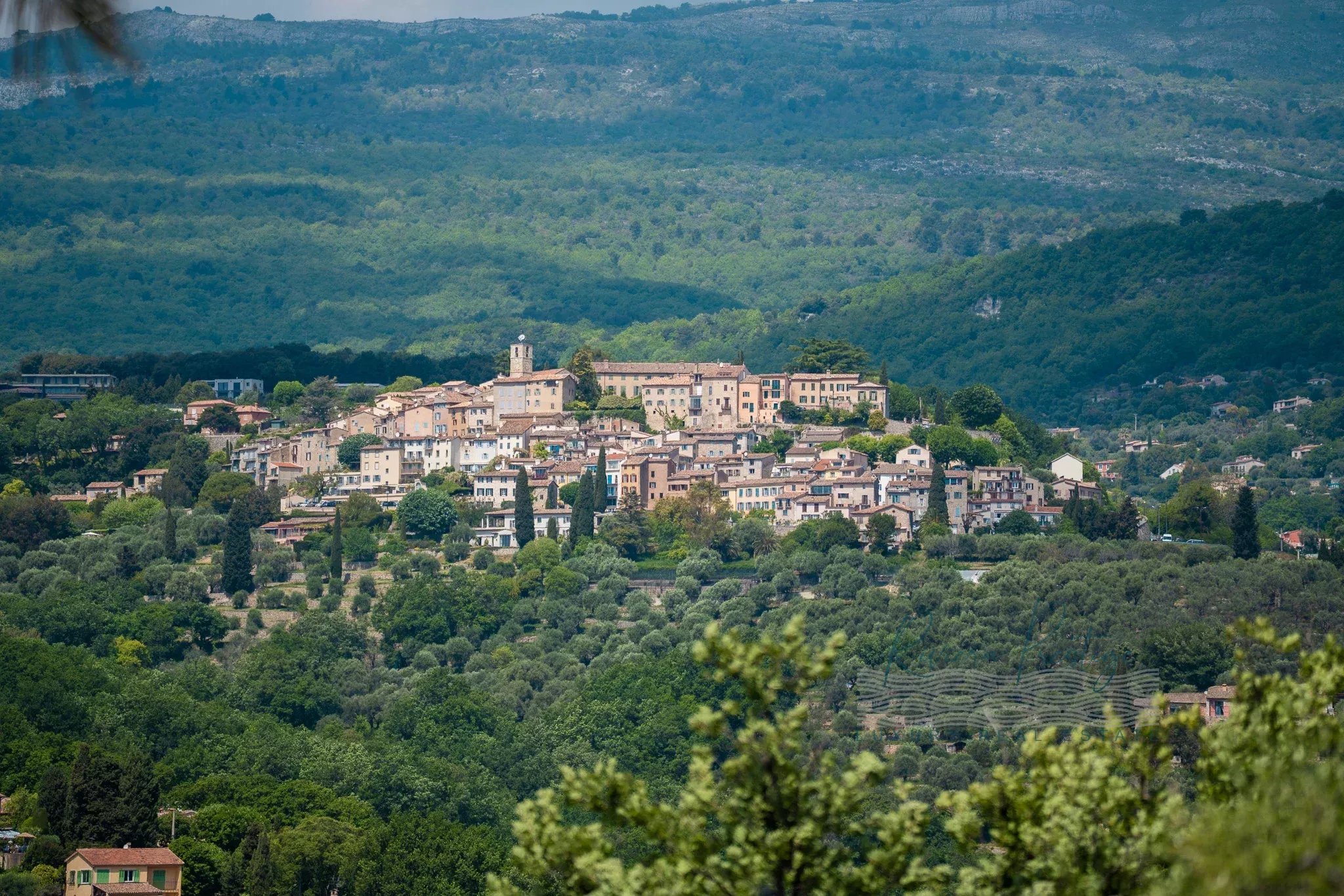 OPIO: Contemporaine dans domaine privé avec vue sur le golf et le vieux village